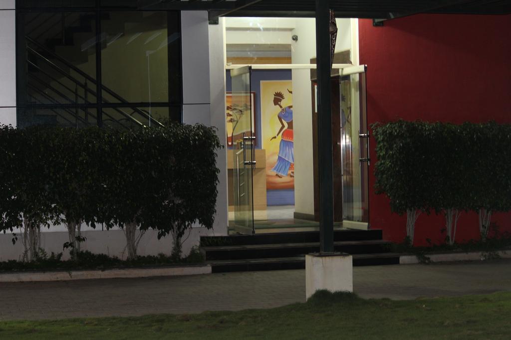Hotel Kalyani Májszúr Kültér fotó